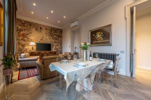 uma sala de jantar com uma mesa e uma sala de estar em Plaza View Luxury Apartment, Alba em Alba