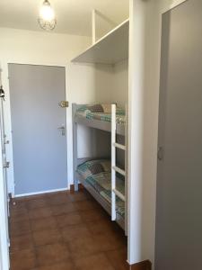 - un couloir avec 2 lits superposés dans une chambre dans l'établissement L’azur, au Lavandou