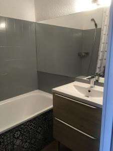 une salle de bain avec une baignoire, un lavabo et une douche dans l'établissement L’azur, au Lavandou