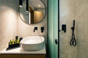 A bathroom at Ariadne Suites