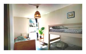Habitación con 2 literas y luz colgante en Résidence du parc des Tilleuls de Lyon 82 m2 Pkg free, en Lyon