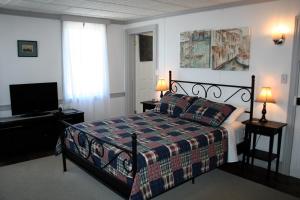 A bed or beds in a room at Hadovka Lakeside Inn