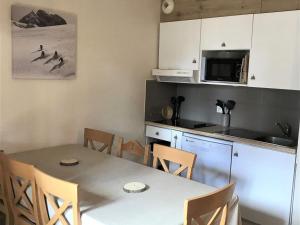 une cuisine et une salle à manger avec une table et des chaises dans l'établissement Chalet mitoyen rénové 3 pièces, 7 pers, terrasse, parking, animaux admis - FR-1-504-69, à Saint-Étienne-en-Dévoluy