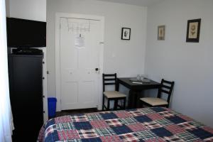 Un pat sau paturi într-o cameră la Hadovka Lakeside Inn