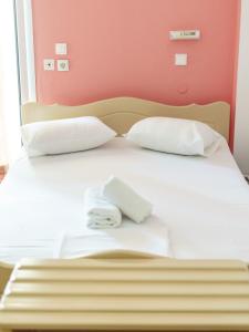 ein Bett mit zwei Handtüchern darüber in der Unterkunft Achilleas Apartments in Paralia Skotinas