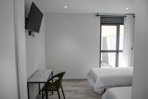 Televízia a/alebo spoločenská miestnosť v ubytovaní Hotel Chips Fene
