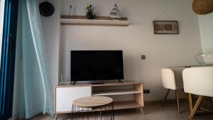 Telewizja i/lub zestaw kina domowego w obiekcie Apartamento Los Patos Beach