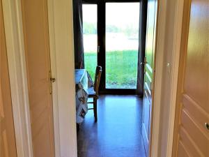 un couloir avec une porte menant à une chambre avec vue dans l'établissement Studio La Joue du Loup, 1 pièce, 4 personnes - FR-1-504-363, à Saint-Étienne-en-Dévoluy