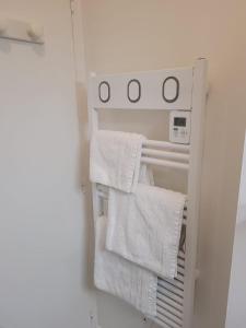 a towel rack in a refrigerator with white towels at Le Studio 64 in Rochefort