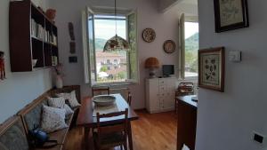ein Wohnzimmer mit einem Tisch und einem Esszimmer in der Unterkunft Appartamento BELVEDERE in Montecatini Terme