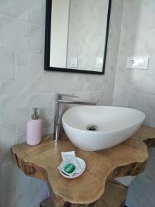 ein Badezimmer mit einem weißen Waschbecken auf einem Holztisch in der Unterkunft Buenavista in Villapresente