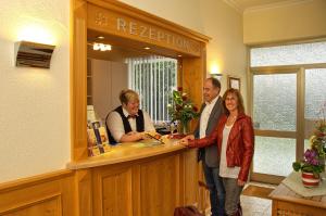 un groupe de personnes debout à la réception dans l'établissement Hotel & Restaurant Kaiserhof, à Bad Bellingen