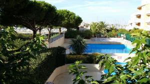 - une vue sur la piscine depuis un bâtiment dans l'établissement La Voile D' Or, au Cap d'Agde