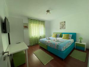 Кровать или кровати в номере Cantinho Verde T3