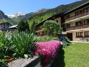 un hôtel avec un jardin fleuri dans une cour dans l'établissement Appartement Arêches-Beaufort, 2 pièces, 5 personnes - FR-1-342-155, à Arêches