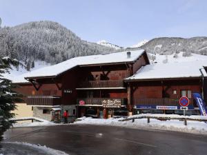 a large building with snow on top of it at Appartement rénové au cœur d'Arêches-Beaufort, proche pistes, balcon plein sud, piscine, pour 4 pers. - FR-1-342-167 in Arêches