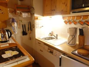 - une cuisine avec un évier et un comptoir dans l'établissement Appartement Arêches-Beaufort, 2 pièces, 5 personnes - FR-1-342-163, à Arêches