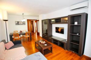 uma sala de estar com um sofá e uma mesa em Low Cost San Juan Apartment em San Juan de Alicante