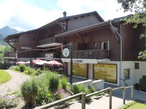 a building with a clock on the side of it at Duplex spacieux 2 chambres avec piscine proche des pistes - FR-1-342-172 in Arêches