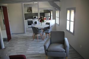 Dapur atau dapur kecil di Les appartements du Saint Hubert