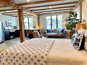 1 dormitorio con 1 cama grande y sala de estar en Serene Waterfront Studio in Downtown Portsmouth, en Portsmouth