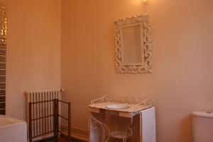 Saint Laurent NouanにあるB&B Le Logis de Bois Renardのバスルーム(洗面台、壁掛け鏡付)