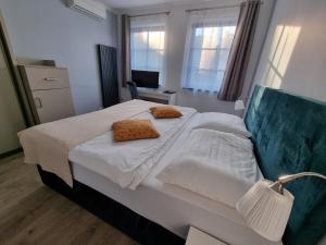 1 dormitorio con 1 cama con 2 almohadas en Apartment Residence Bratislava FREE PARKING, en Bratislava