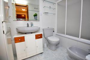 Um banheiro em Low Cost San Juan Apartment