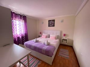 Un pat sau paturi într-o cameră la Cantinho Verde T2