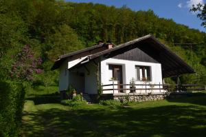 里巴里卡Вила Даяна的田间中的小房子