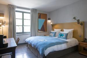 En eller flere senge i et værelse på Auberge de Banne