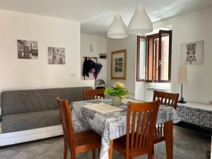 - un salon avec une table et un canapé dans l'établissement Dai Dico La pace nel borgo, à Maenza