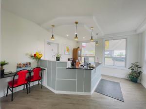 Una cocina o cocineta en Super 8 by Wyndham Pembroke