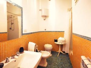 ein Badezimmer mit einem Waschbecken, einem WC und einem Spiegel in der Unterkunft Boudoir Museo in Neapel