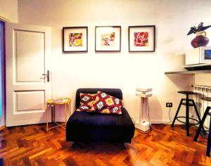 ein Wohnzimmer mit einem Stuhl und einem Kissen darauf in der Unterkunft Boudoir Museo in Neapel