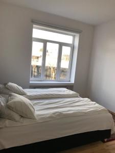 - un lit blanc dans une chambre avec fenêtre dans l'établissement A1 Stay Apartments, à Copenhague