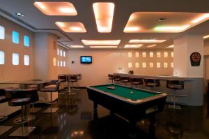 una sala biliardo con tavolo da biliardo e bar di Keys Select by Lemon Tree Hotels, Thiruvananthapuram a Trivandrum