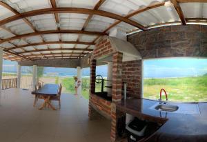 une cuisine avec une grande fenêtre et un comptoir avec un évier dans l'établissement casa munay, à Canoa