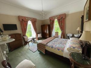 1 dormitorio con 1 cama, mesa y sillas en Glenmore House B&B Mullingar, en Mullingar