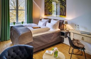 - une chambre avec un grand lit et une fenêtre dans l'établissement Schloss Rattey, à Schönbeck