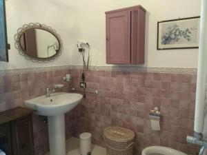 y baño con lavabo, espejo y aseo. en Case Vacanze Nel Parco Nazionale Del Cilento, en Stella Cilento