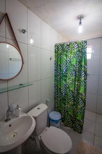A bathroom at Suítes Aracuã