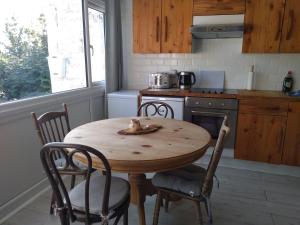 uma cozinha com uma mesa de madeira e 4 cadeiras em Holiday chalet Cowes Isle of Wight em Gurnard