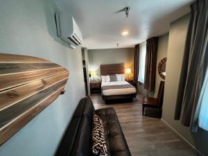 聖地牙哥的住宿－都市精品酒店，一间卧室配有一张床和一个沙发