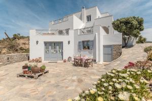 a large white house with a table in front of it at Villa argo in Glinádhon