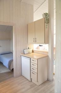 - une cuisine avec un bureau et un lit dans une chambre dans l'établissement Strandpark 11, à Grömitz