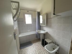 Koupelna v ubytování Maison spacieuse avec jardin, proche Thermes et commodités à La Roche-Posay - FR-1-541-17