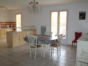 uma cozinha com mesa e cadeiras num quarto em Maison La Roche-Posay, 3 pièces, 5 personnes - FR-1-541-47 em La Roche-Posay