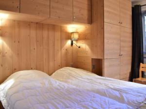 En eller flere senge i et værelse på Appartement Montagne 4 Pièces, 6 Pers, Parking, Tennis, Près Pistes - Méribel - FR-1-180-394