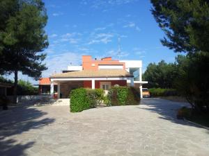 a house with a driveway in front of it at Alfieri Cottage in Ruvo di Puglia